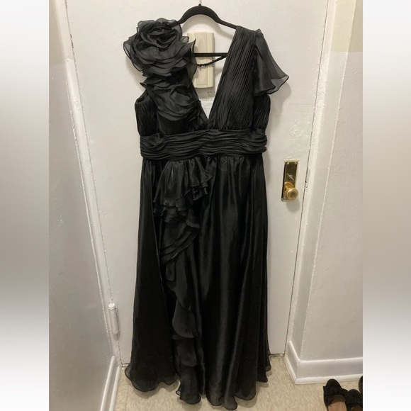 Mac Duggal Ruched Floral Chiffon Gown Size 20 Worn Once WITH ALTERATIONS - Picture 2 of 13